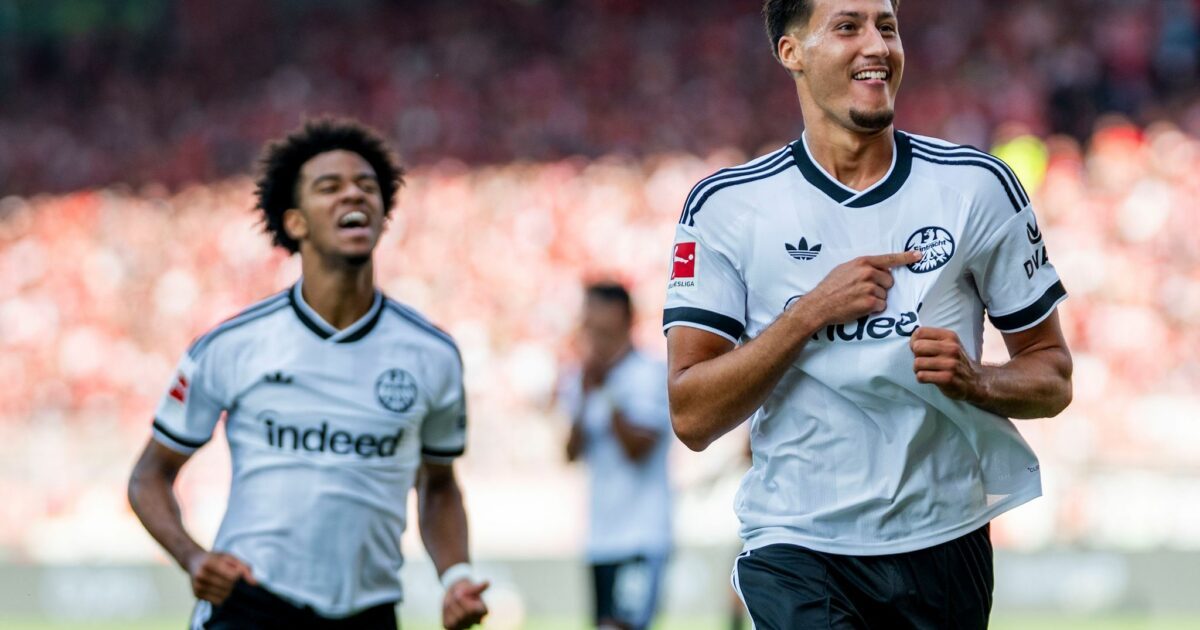 Drei Tore zum Auftakt: Younes Ebnoutalib jubelt nach einem perfekten Bundesliga-Tag.
