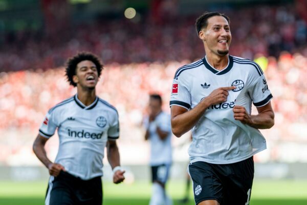 Drei Tore zum Auftakt: Younes Ebnoutalib jubelt nach einem perfekten Bundesliga-Tag.
