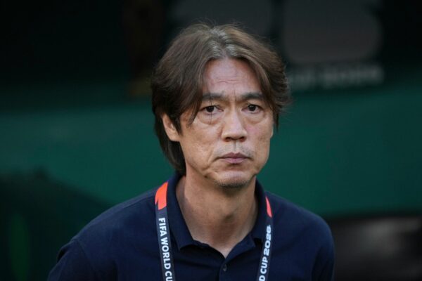 Südkoreas Ex-Trainer Hong Myung-bo wurde von der Öffentlichkeit für das frühzeitige Ausscheiden der südkoreanischen Nationalmannschaft bei der WM in Amerika verantwortlich gemacht.