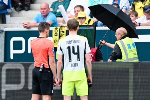 Entscheidungen nach Videobeweis sollen in der neuen Saison möglichst schnell getroffen werden. (Archivbild)