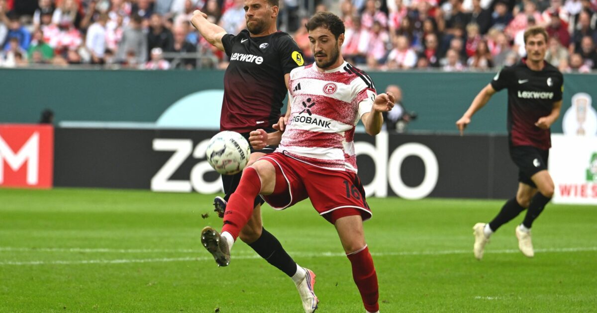 Freiburgs Lucas Höler (l) wartet auf die Geburt seines zweiten Kindes.