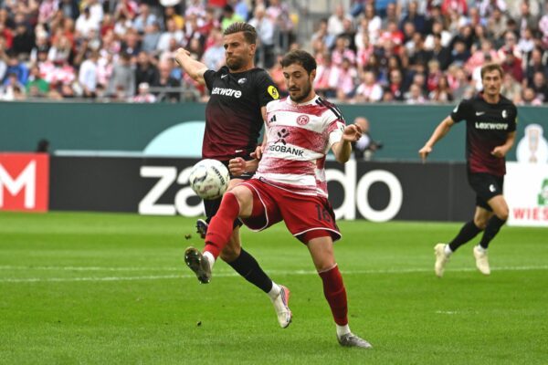 Freiburgs Lucas Höler (l) wartet auf die Geburt seines zweiten Kindes.