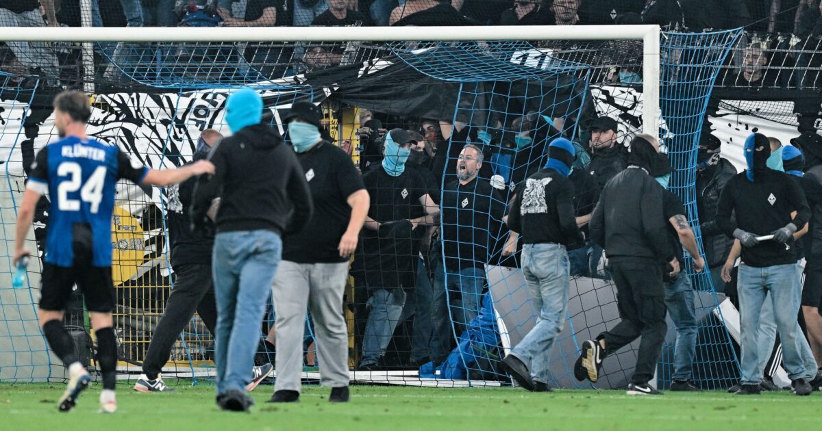 Waldhof-Fans stürmen auf das Feld.