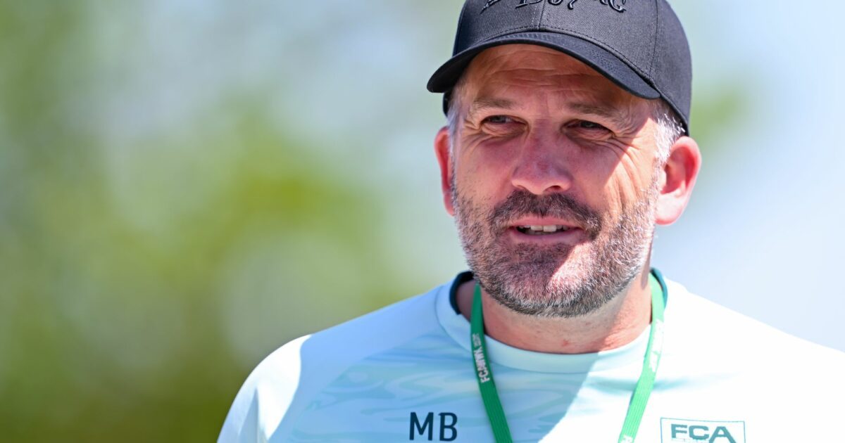Manuel Baum triggert seine Augsburger Spieler vor dem DFB-Pokal-Start. (Archivbild)