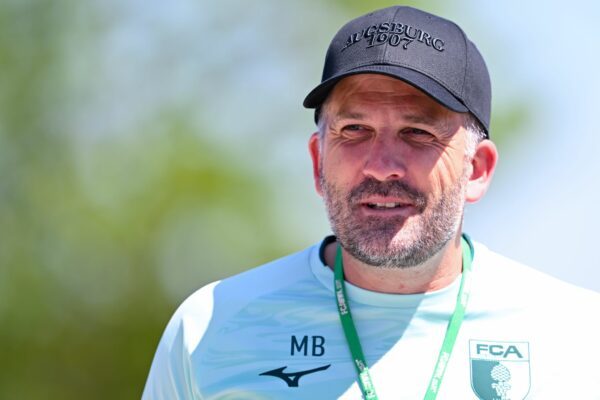 Manuel Baum triggert seine Augsburger Spieler vor dem DFB-Pokal-Start. (Archivbild)