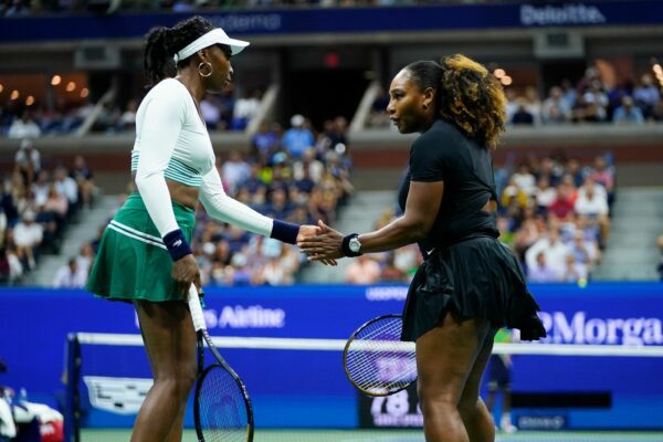 Venus (l) und Serena Williams möchten in Cincinnati gemeinsam antreten. (Archivfoto)