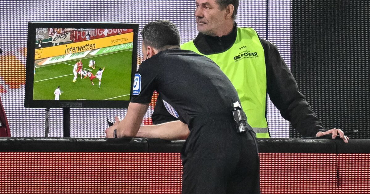 Videobeweis: Bundesliga-Schiedsrichter Felix Zwayer checkt am TV-Schirm. (Archivbild)