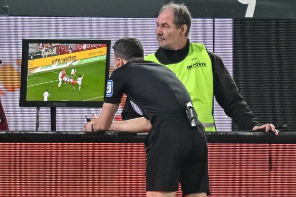 Videobeweis: Bundesliga-Schiedsrichter Felix Zwayer checkt am TV-Schirm. (Archivbild)