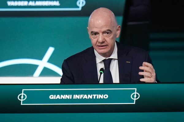 Wird jetzt auch von Fan-Vereinigungen massiv angegangen: Gianni Infantino. (Archivbild)