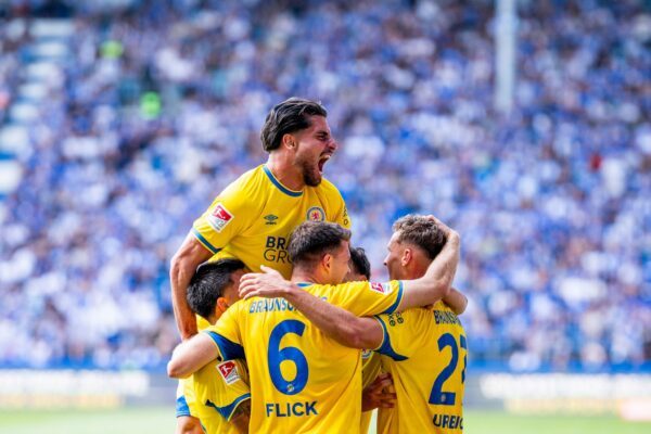 Jubel-Pulk bei Eintracht Braunschweig. In Magdeburg gab es den ganz oft.