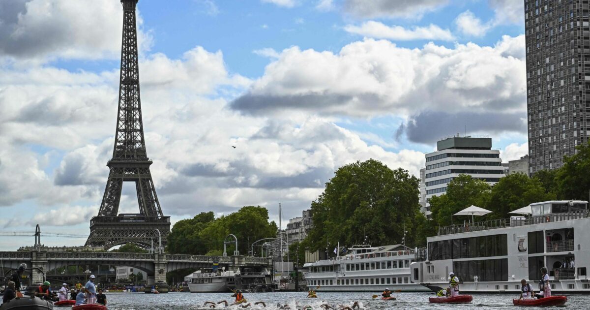 Das Freiwasser-Rennen in der Seine findet vor prächtiger Kulisse statt.