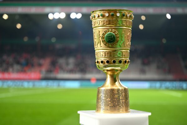 Objekt der Begierde: Die Trophäe im DFB-Pokal. (Archivbild)