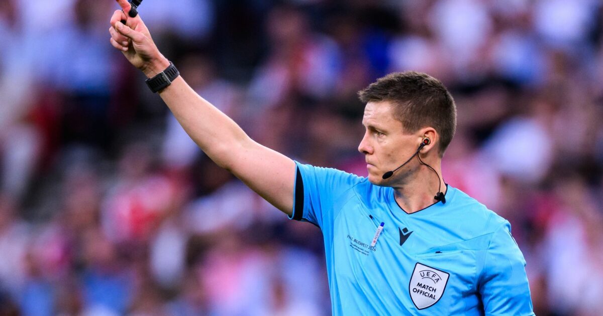 Gibt die Linie für die neue Saison vor: Spitzenreferee Daniel Siebert. (Archivbild)