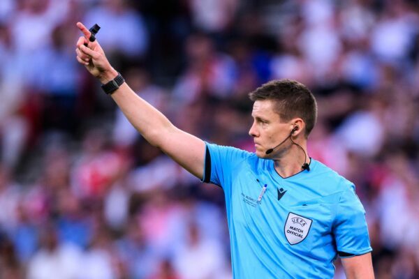 Gibt die Linie für die neue Saison vor: Spitzenreferee Daniel Siebert. (Archivbild)