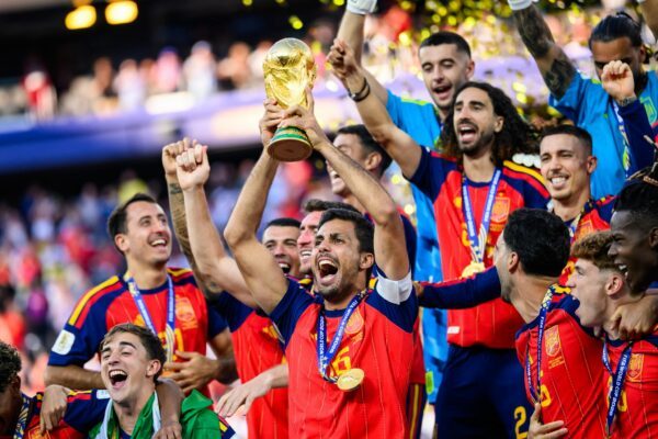 Der spanische Weltmeister-Kapitän Rodri steht Medienberichten zufolge vor einem Wechsel zum FC Barcelona. (Archivbild)