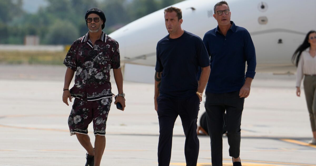 Ronaldinho (l) kommt in Ravenna an.
