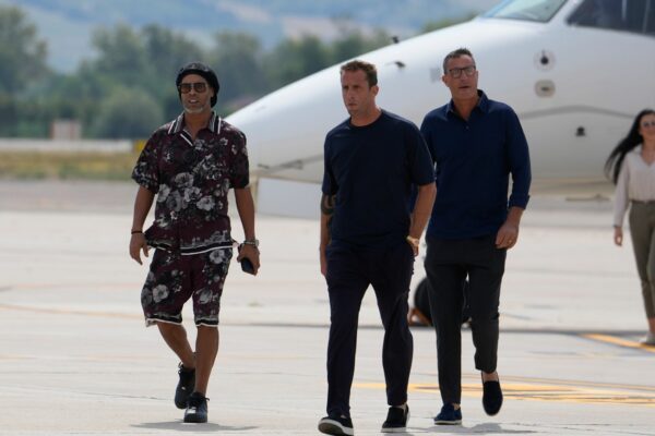 Ronaldinho (l) kommt in Ravenna an.