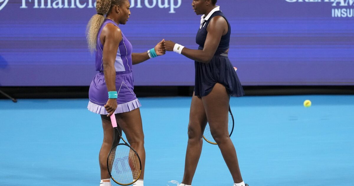Serena Williams (l) und Venus Williams werden auch bei den US Open im Doppel antreten. (Archivbild)