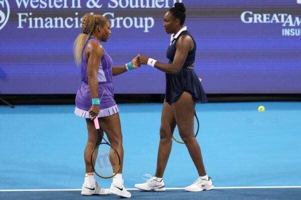 Serena Williams (l) und Venus Williams werden auch bei den US Open im Doppel antreten. (Archivbild)