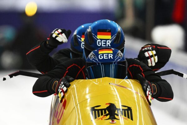Zweimal Gold: Für Johannes Lochner und sein Team waren es erfolgreiche Winterspiele 2026. (Archivbild)