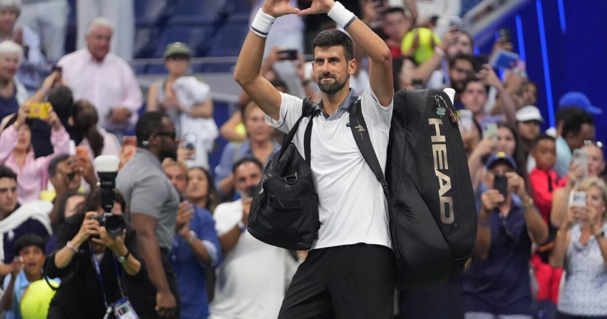 Novak Djokovic formt ein Herz zum Abschied.