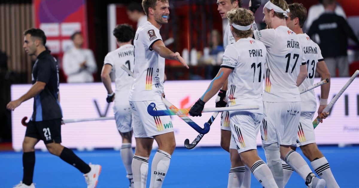 Torschütze Justus Weigand (l.) bejubelt mit seinen Mitspielern die Führung.