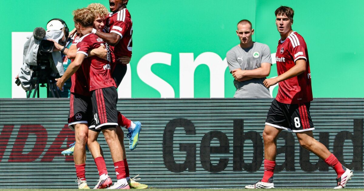 Nürnbergs Spieler jubeln über den Derbysieg in Fürth.
