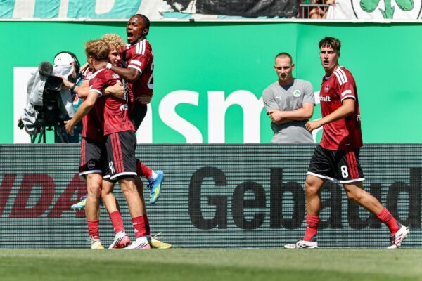 Nürnbergs Spieler jubeln über den Derbysieg in Fürth.