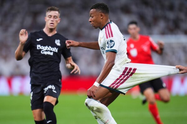 Auch mit unfairen Mitteln ist Real-Star Kylian Mbappé (r) nicht aufzuhalten.
