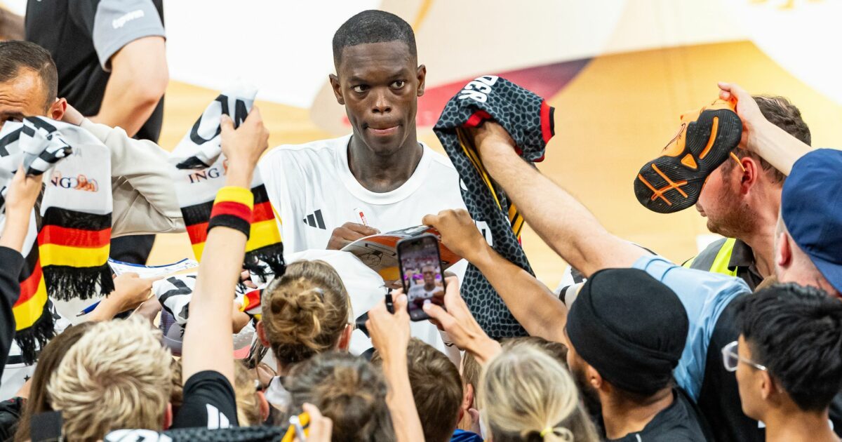 Dennis Schröder nimmt seinen erneuten Clubwechsel entspannt. (Archivbild)