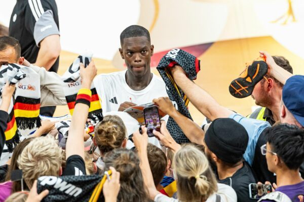 Dennis Schröder nimmt seinen erneuten Clubwechsel entspannt. (Archivbild)