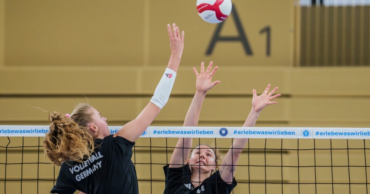 Camilla Weitzel (l) hat sich zur Führungsspielerin entwickelt. (Archivbild)