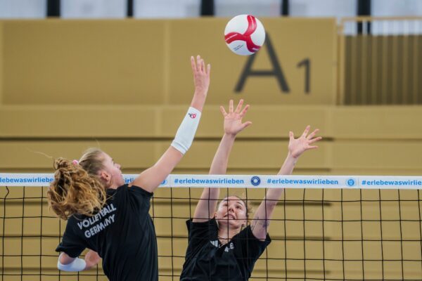 Camilla Weitzel (l) hat sich zur Führungsspielerin entwickelt. (Archivbild)