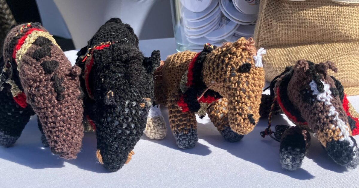 Die gehäkelten Maskottchen der deutschen Dressur-Mannschaft.