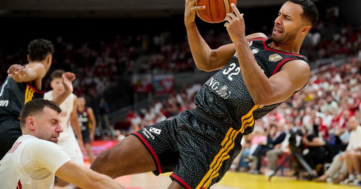 Die deutschen Basketballer um Johannes Thiemann (r) hatten in der WM-Qualifikation in Polen große Schwierigkeiten.
