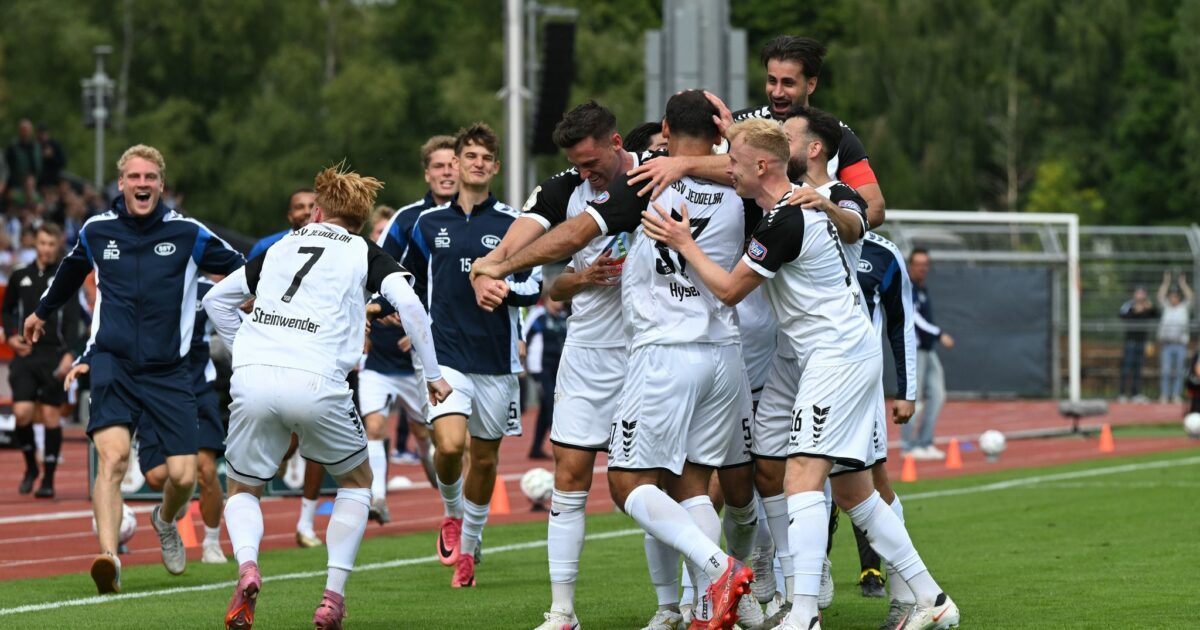 Jeddeloh II jubelt über den DFB-Pokal-Coup.