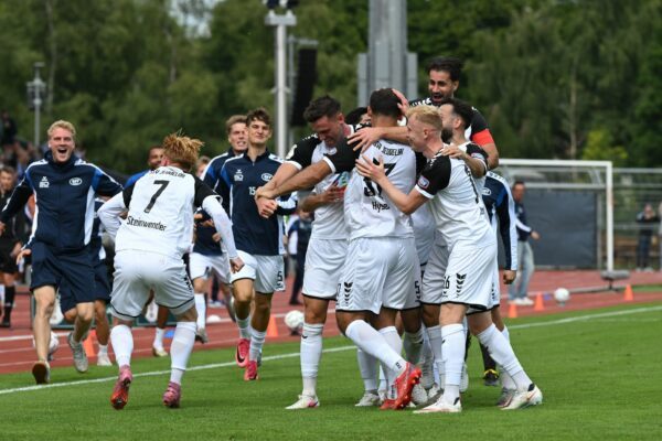 Jeddeloh II jubelt über den DFB-Pokal-Coup.