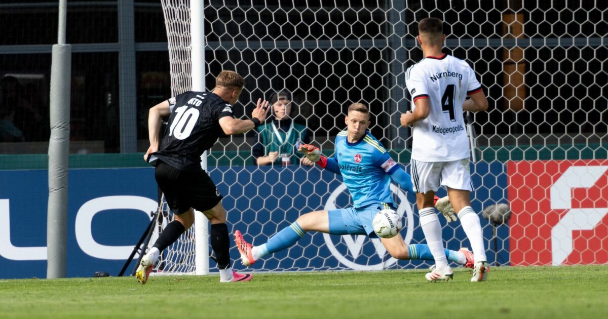 Nürnbergs Torwart Jan Reichert glänzte einige Male mit seinen Paraden gegen den Drittligisten Viktoria Köln.