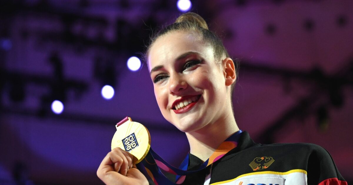 Darja Varfolomeev zeigt ihre Goldmedaille.