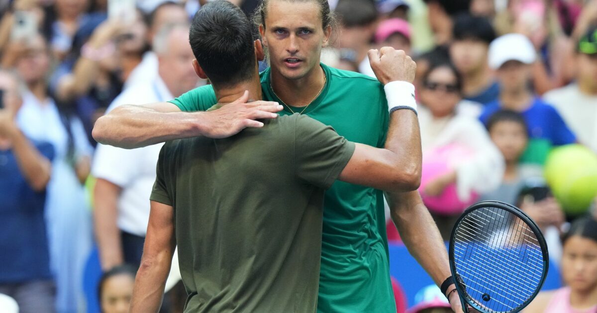 Gemeinsames Training bei den US Open: Alexander Zverev (r) und Novak Djokovic.