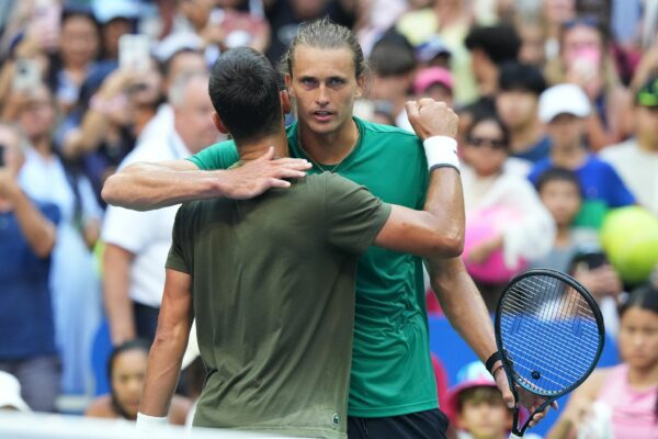 Gemeinsames Training bei den US Open: Alexander Zverev (r) und Novak Djokovic.
