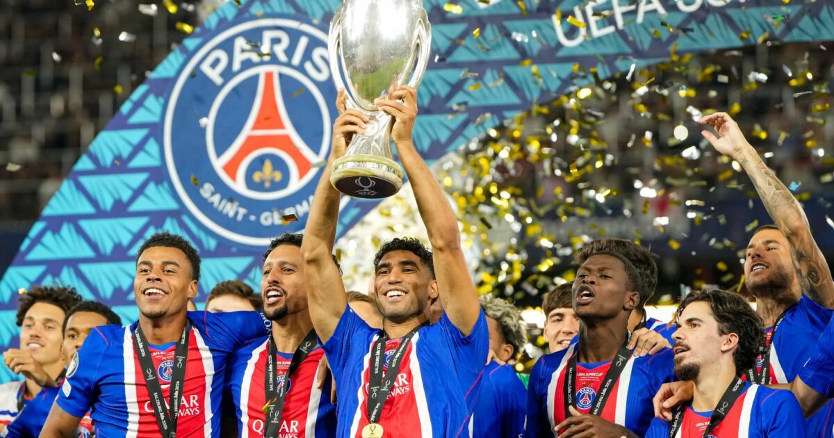 Achraf Hakimi von PSG reckte den Pokal als Supercup-Sieger in die Höhe.