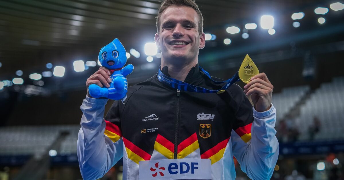 Moritz Wesemann feiert seinen Sieg mit der Goldmedaille.