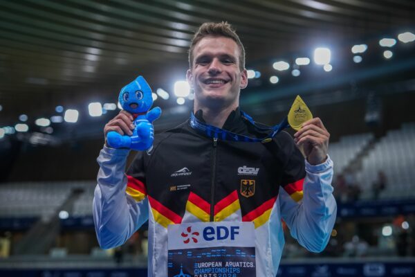 Moritz Wesemann feiert seinen Sieg mit der Goldmedaille.