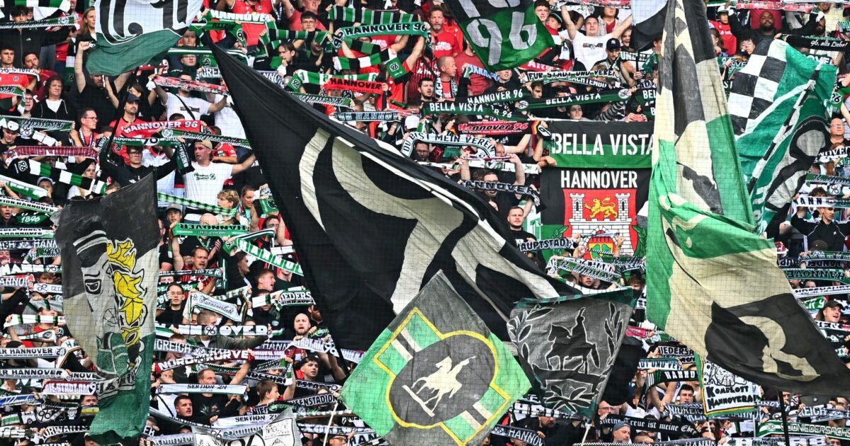 Fans von Hannover 96 beim Pokalspiel in Bremen.