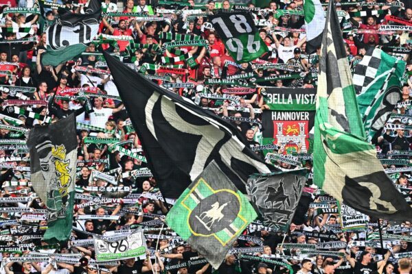 Fans von Hannover 96 beim Pokalspiel in Bremen.