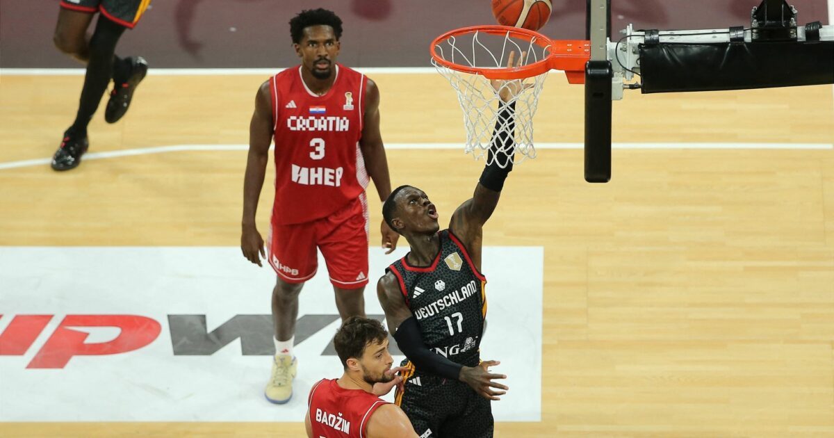 Dennis Schröder (M) und die deutschen Basketballer haben den Supercup gewonnen.