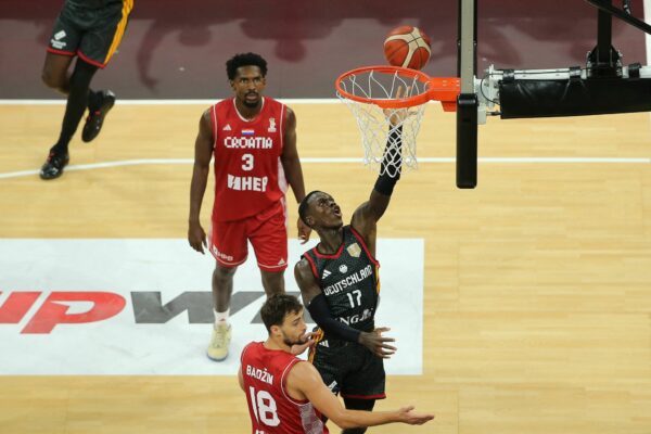 Dennis Schröder (M) und die deutschen Basketballer haben den Supercup gewonnen.