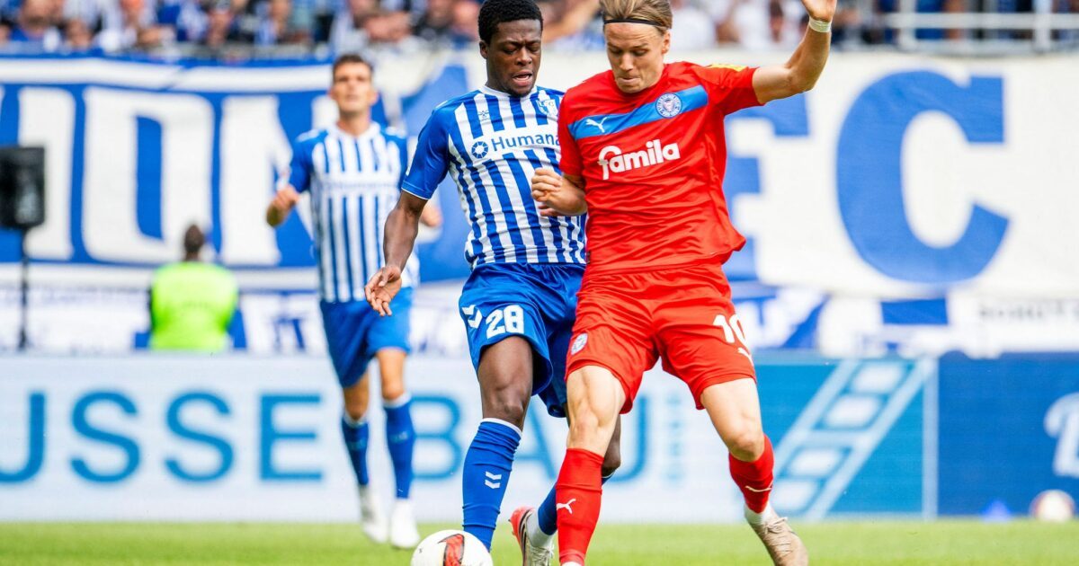 Einer von vielen Zweikämpfen im Spiel: Pierre Nadjombe (1. FC Magdeburg) und Jonas Therkelsen (r