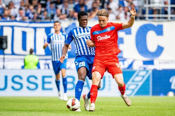 Einer von vielen Zweikämpfen im Spiel: Pierre Nadjombe (1. FC Magdeburg) und Jonas Therkelsen (r